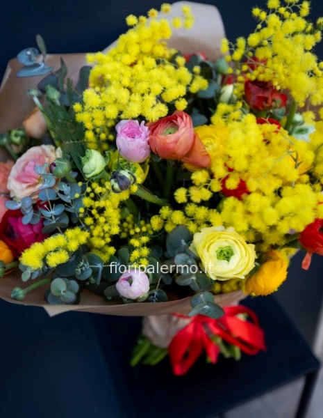 Petit il bouquet di ranuncoli e mimosa dolcissimo timido bouquet dalle sfumature armoniose