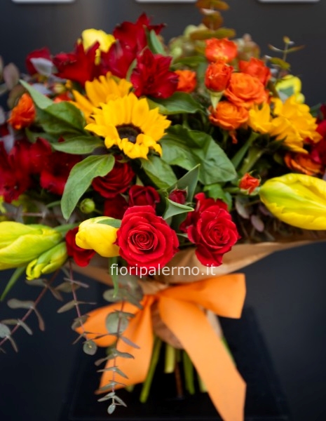 Bouquet fiori primaverili con tulipani