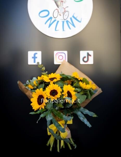 Bouquet di girasoli abbinato a fronde verdi.