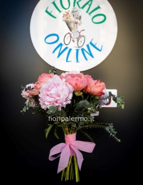 bouquet floreale con peonie e fronde verdi