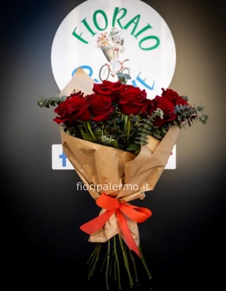 bouquet di rose rosse a stelo lungo con fronde verdi