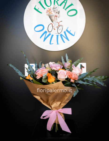 bouquet di rose colorate e fronde verdi