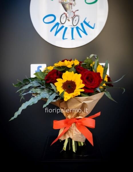 bouquet di girasoli e rose rosse con fronde verdi