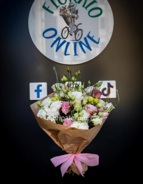 bouquet con lisianthus e fronde verdi