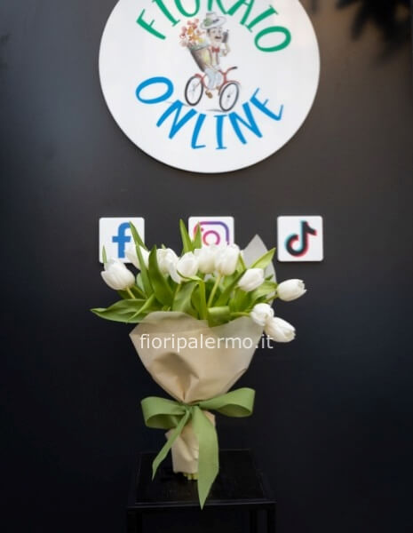 Bouquet di tulipani e fronde verdi