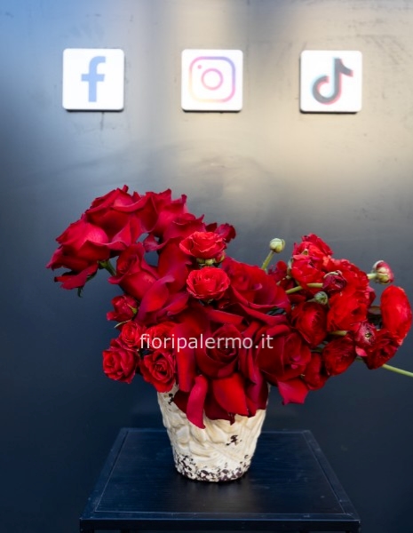 composizione floreale con vaso in total red